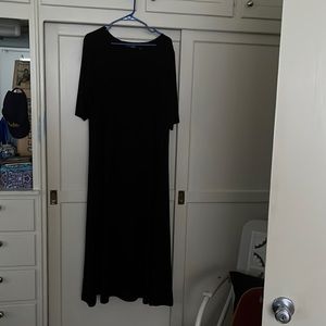 This is the perfect LBD for any season. The size is XL.